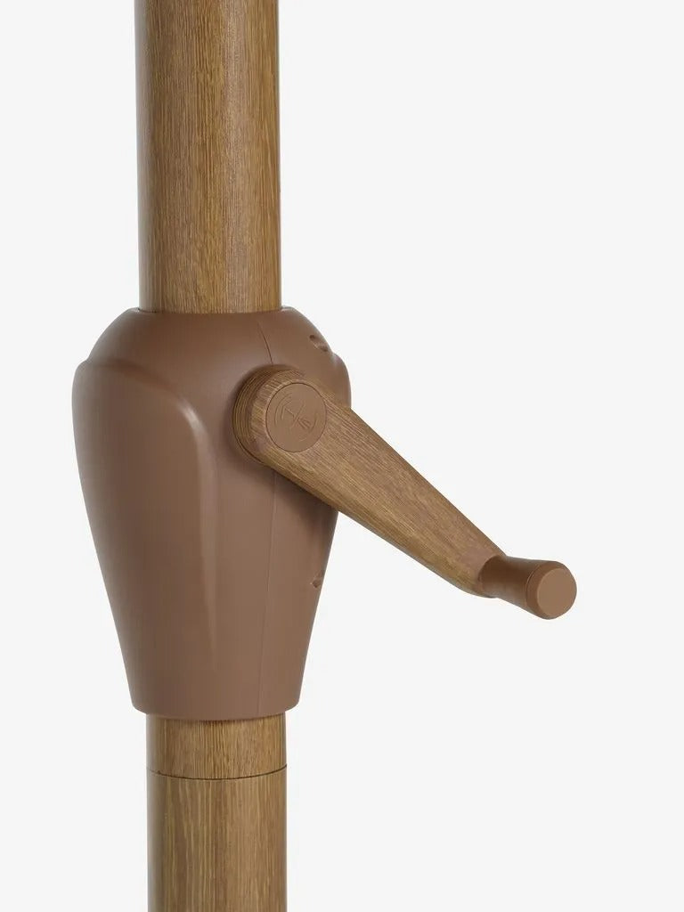 Naklápací záhradný slnečník Karryd hnedý s kľukou Ø320 cm